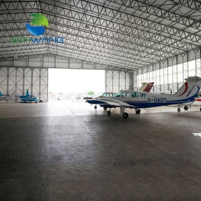 Hangar para aviones con estructura de acero que ofrece un gran espacio libre y opciones de diseño flexibles para diversas instalaciones de aviación