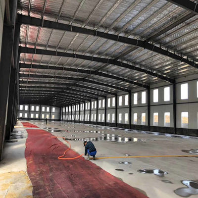 Taller de estructura de acero espacioso Ideal para la fabricación de ingeniería Almacenes y sitios de construcción Aplicaciones de oficina con marco de acero fuerte