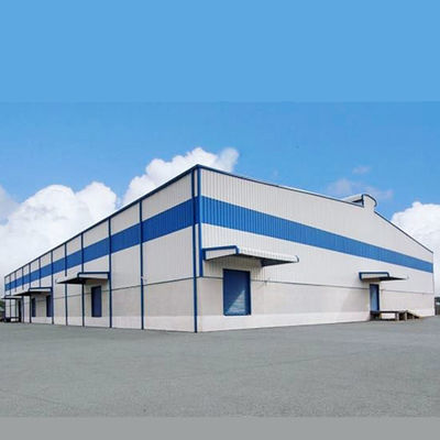 Almacén de estructura de acero espacioso con puerta corredera y marco principal de columna duradero