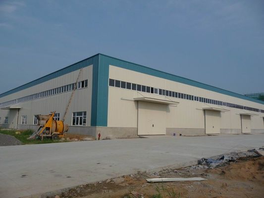 Almacén de estructura de acero con cubierta de panel sándwich y estructura galvanizada