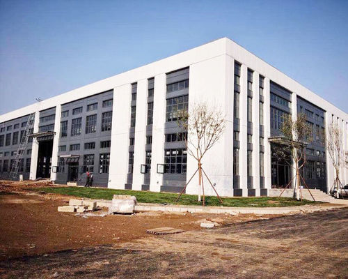 Almacén de estructura de acero con cubierta y revestimiento de pared de panel sándwich