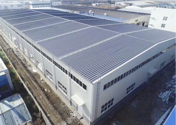 Almacén de estructura de acero con puerta de panel sándwich certificado ISO 9001