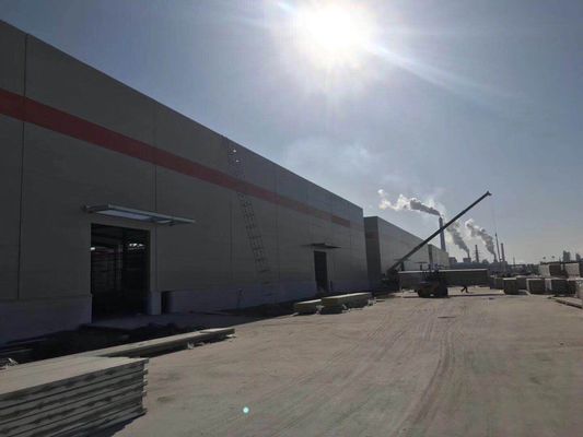 Almacén con estructura de acero galvanizado por inmersión en caliente con panel sándwich