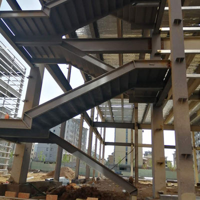 Construcción de estructuras prefabricadas de acero de gran altura