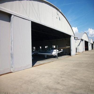 Hangar de aviones con armadura de gran envergadura, tamaño de puerta personalizable y aleación de aluminio de alta presión para mantenimiento aeronáutico