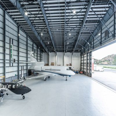 Hangar de aeronaves prefabricado a prueba de fuego y resistente a los rayos UV para almacenamiento seguro de aviones