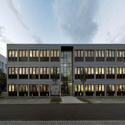Construcción eficiente de un almacén de acero de larga extensión