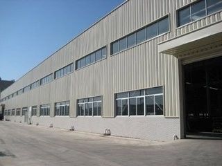 Taller de ingeniería de acero ligero con columna cuadrada soldada y techo de acero corrugado