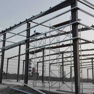Edificios prefabricados de acero de carbono Superficie de estructura de acero galvanizado o pintado con techo de paneles sandwich
