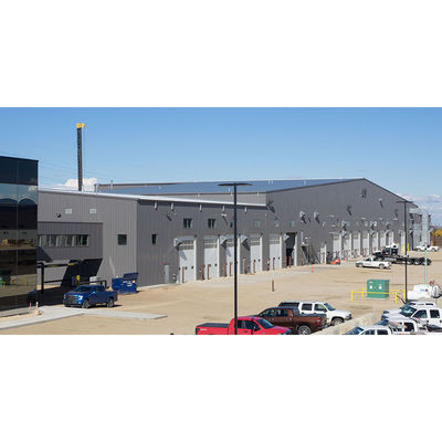 Construcción de un almacén prefabricado de metal con base de concreto