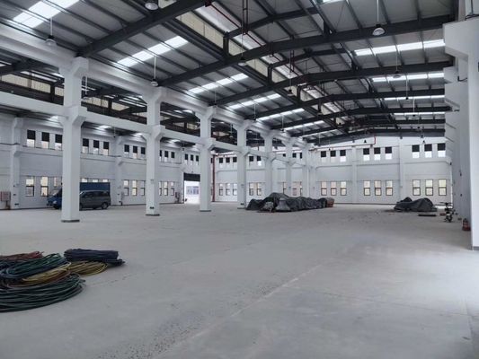 Almacén de estructura de acero con ventanas de aleación de aluminio para almacenamiento