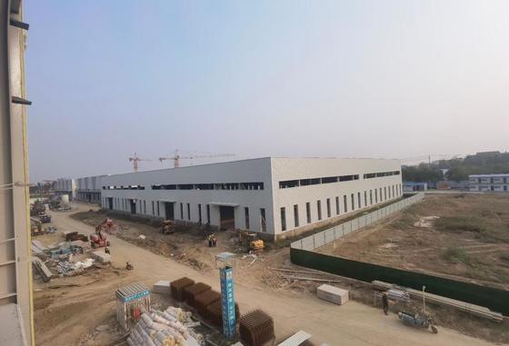 Almacén con estructura de acero certificado CE con ventanas correderas