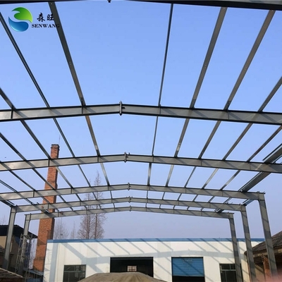 Almacén de estructura de acero con techo de panel sándwich y puerta corredera