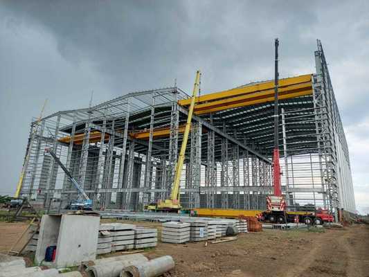 Almacén de estructura de acero con conexión atornillada con colores personalizables y ventanas de aleación de aluminio/PVC