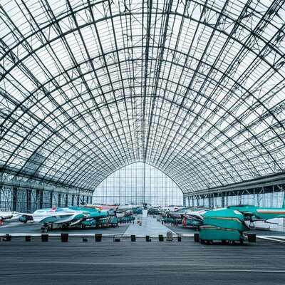 Almacén prefabricado con estructura de acero y armazón de acero con correas secundarias galvanizadas en caliente, solución duradera y de almacenamiento