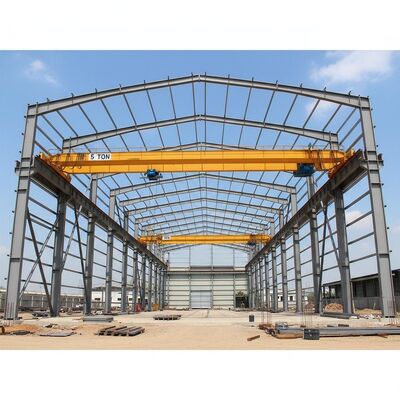 Almacén de estructura metálica de techo plano construido sobre un portal de marco rígido que proporciona almacenamiento seguro para el comercio e industria