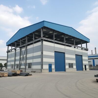Instalación de almacenamiento de metal galvanizado o pintado equipada con una fuerte resistencia a la intemperie que garantiza protección contra la corrosión y los daños climáticos.