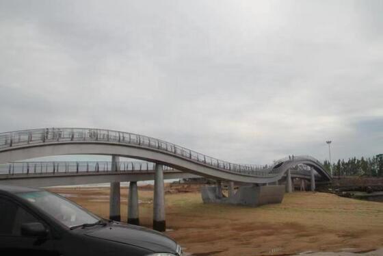 Puente de acero con trenzas de alta resistencia a la corrosión con revestimiento de pintura por aerosol diseñado para condiciones industriales y climáticas adversas