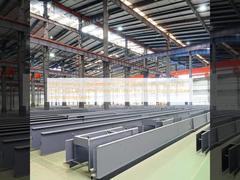 Taller de ingeniería de acero de alta intensidad que utiliza acero principal Q235B y otros materiales, ideal para tareas de ingeniería estructural de alta resistencia.